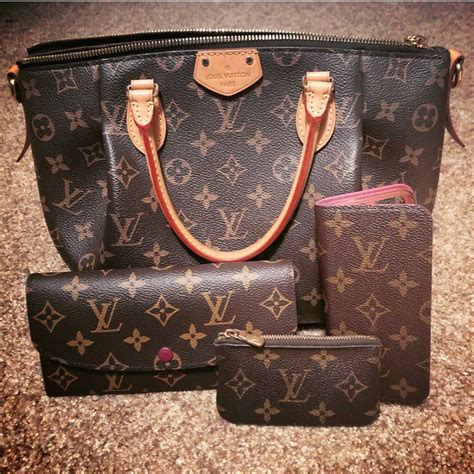 my new louis vuitton bag smells